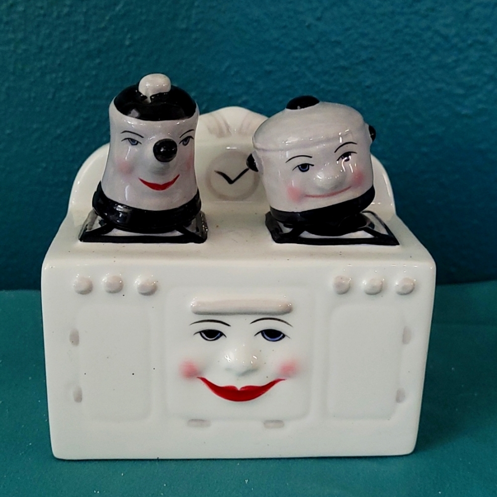 VintageClay Art Collectors Serie Fun Faced Stove w/Kettles Salt & Pepper Shaker